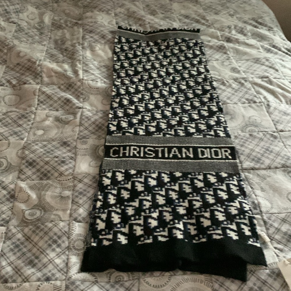 Christian Dior Black and White Scarf - Picture 3 of 7